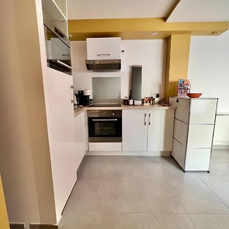 Au Calme Avec Terrasse , Proche Metro Appartamento